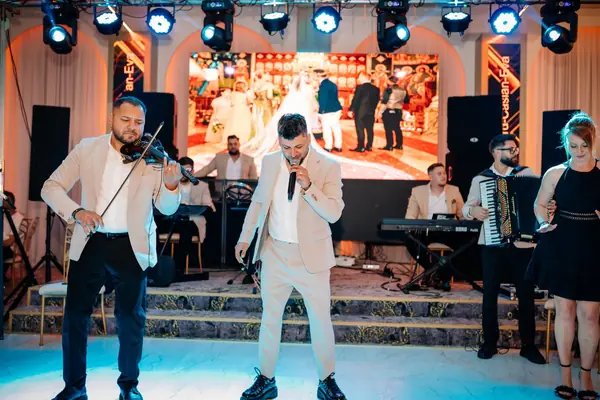 Regal Orchestra live - formația completă pe scenă, cu ecranul LED