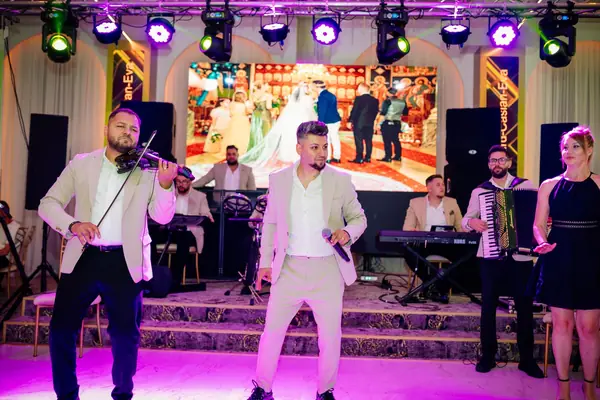 Radu Iordache și Victor Cusurica în fața formației