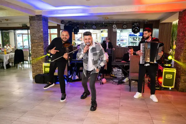 Radu Iordache și formația live
