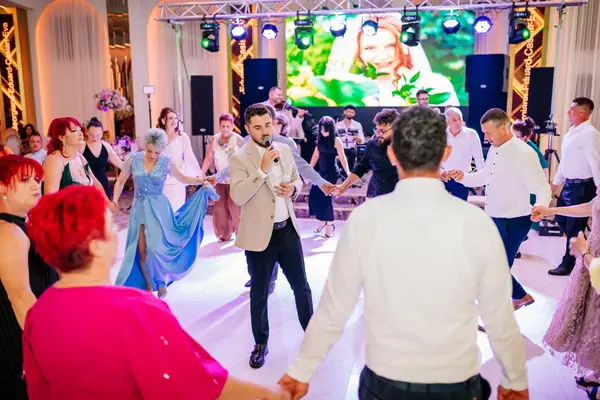 Hora mare, cu formația pe scenă
