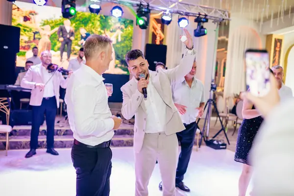 Radu Iordache cântă printre invitați