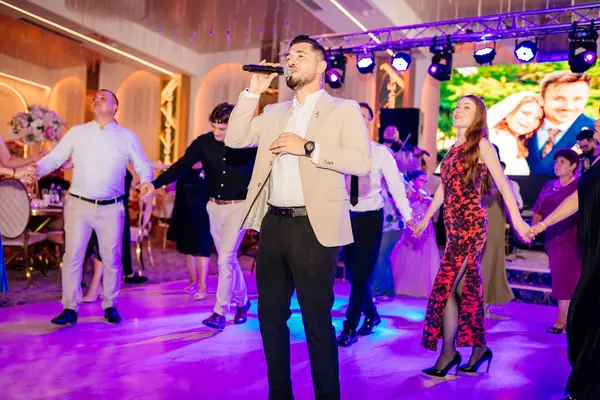 Mihai Zamfirache cântă pentru invitați