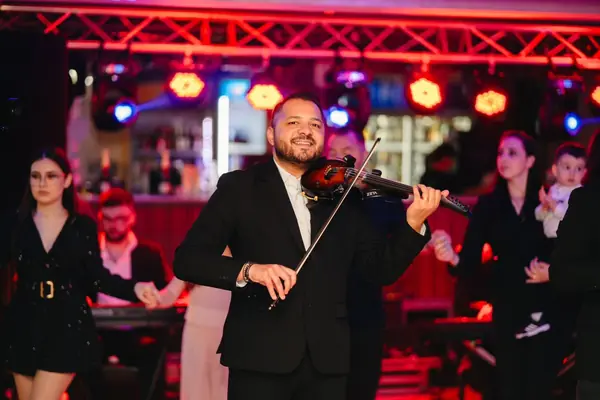 Victor Cusurica la vioară