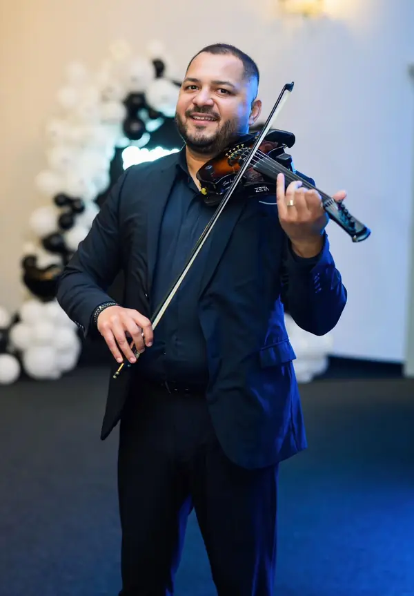 Victor Cusurica la vioară