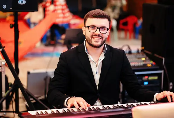 Paul Mitrea la orgă